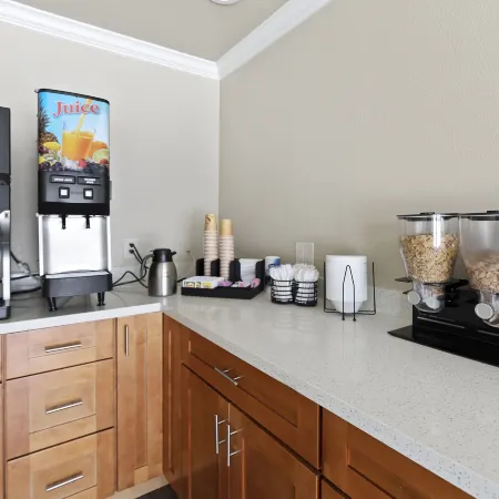 Le Blanc Inn & Suites