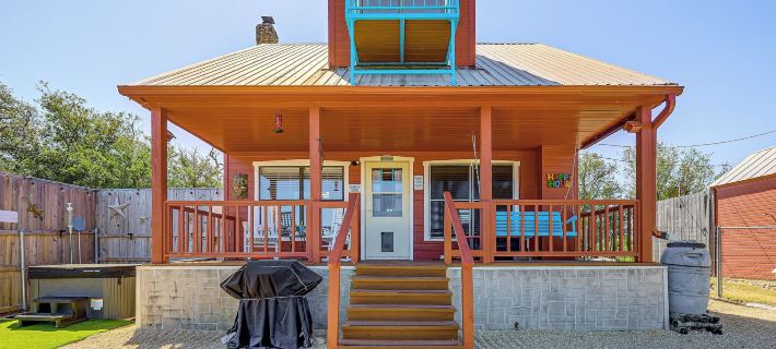 Pet-Friendly Fredericksburg Cabin w/ Hot Tub! Hotels in Kendall County