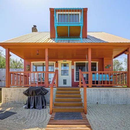 Pet-Friendly Fredericksburg Cabin w/ Hot Tub!