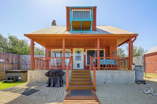 Pet-Friendly Fredericksburg Cabin w/ Hot Tub! - Hot Tub
