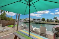 Latitude 24! 3B 2B Near a Beach, Deep Canal, Jacuzzi, Kayaks, Ice Machine, Dock. - Wifi