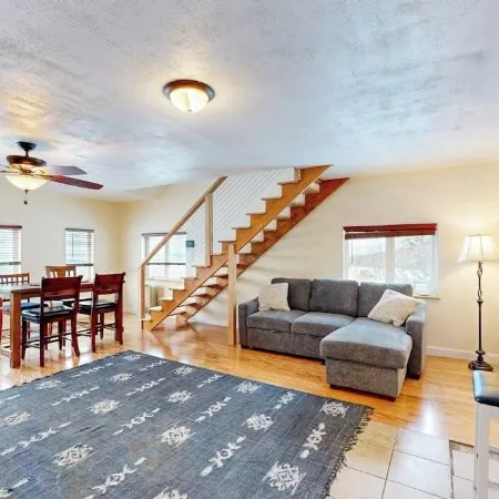 High-altitude Cottage Perched 1,700 Feet Above City