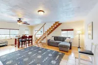 高海拔小屋，坐落於城市上方1700英尺處 - 小木屋
