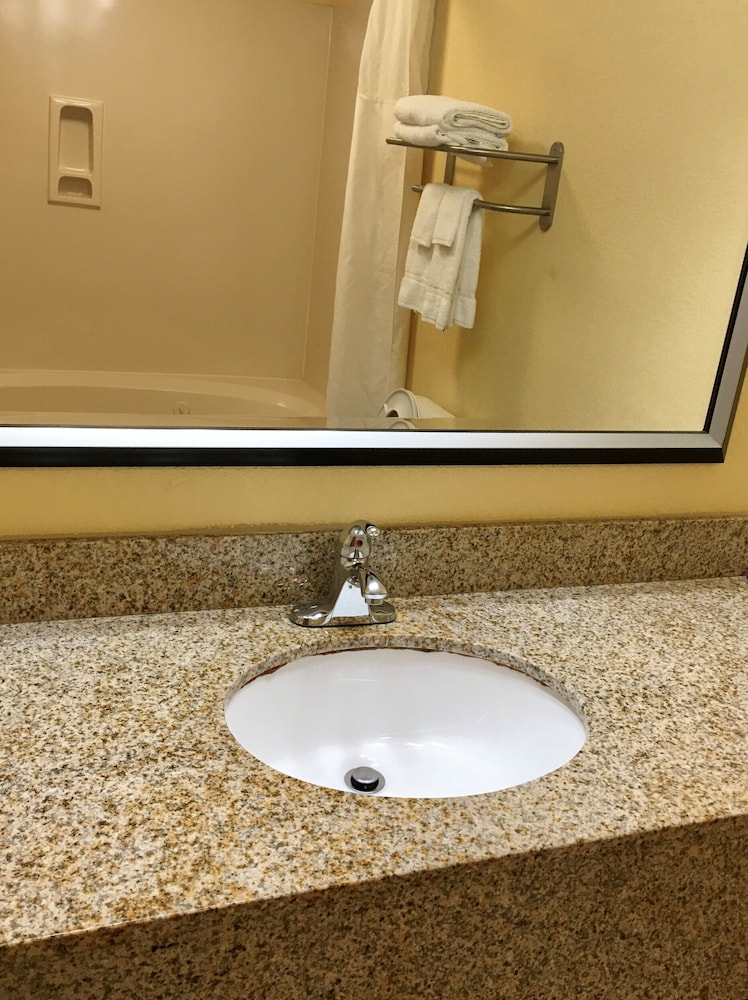 Quality Suites Convention Center - Hickory