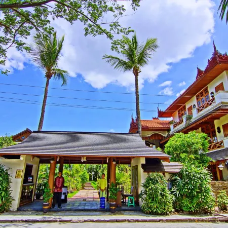 The Hotel by the Red Canal