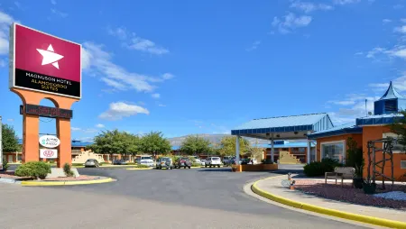 The Classic Desert Aire Hotel Отели рядом с достопримечательностью «Парк Вашингтон»