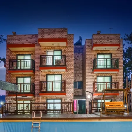 Daebudo Sea and Pine Pension (Pool) Отели рядом с достопримечательностью «Загородный клуб Island»