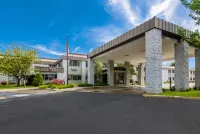 Clarion Pointe Jamestown - Falconer Hotels in Jamestown West