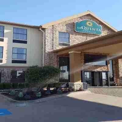 La Quinta Inn & Suites by Wyndham Denison - N. Lake Texoma Hotel Exterior