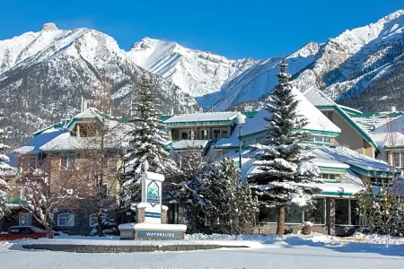 Pocaterra Inn and Waterslide Отели в г. Канмор