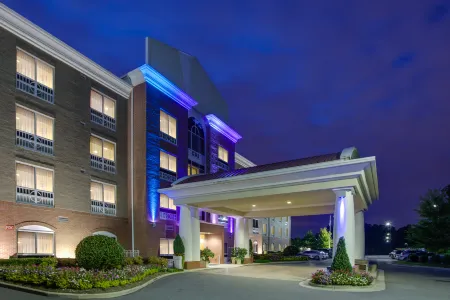 Holiday Inn Express Hotel & Suites RALEIGH SOUTHWEST Отели рядом с достопримечательностью «Уэйк Крисчен Академи»