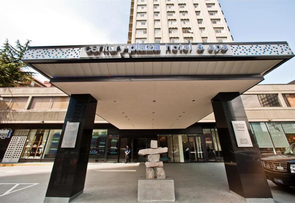 센추리 플라자 호텔 객실의 전자레인지와 냉장고