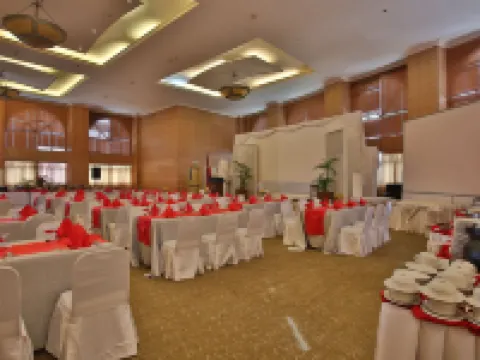 Crown Regency Suites Mactan Hotels in Cebu