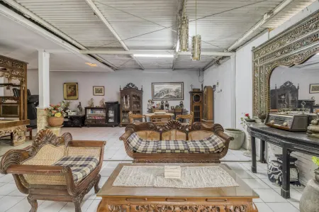 RedDoorz Hostel Near Adisucipto Airport Yogyakarta Отели рядом с достопримечательностью «Sari Temple»