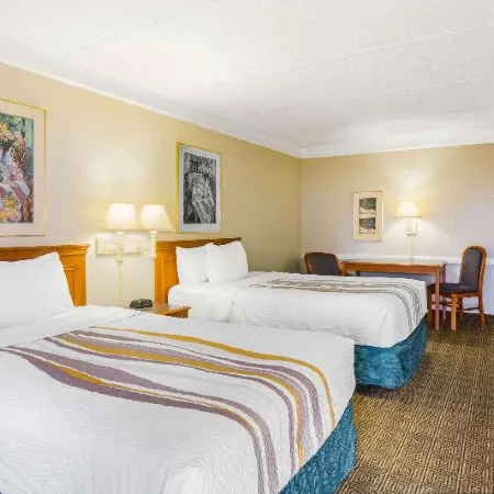Super 8 by Wyndham Eagle Pass