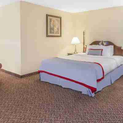 Ramada Plaza by Wyndham Garden Grove/Anaheim South Rooms