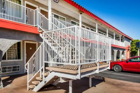 Hotel Europa Ridgecrest Отели в г. Риджкрест