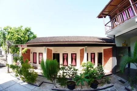 Watukarung Sackstone Guesthouse Отели в г. Пачитан