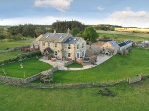 Meagill Farmhouse Hot Tub BBQ Hut