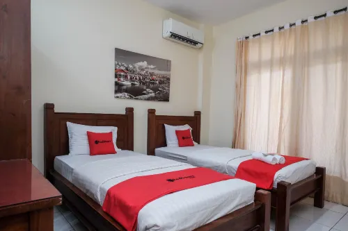 RedDoorz @ Solo Baru Hotels in Grogol