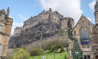Altido Cosy 1 Bed Flat Next to Grassmarket and Royal Mile