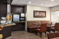 Super 8 by Wyndham Calgary Shawnessy Area - breakfast
