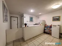 Red Roof Motor Inn - parking