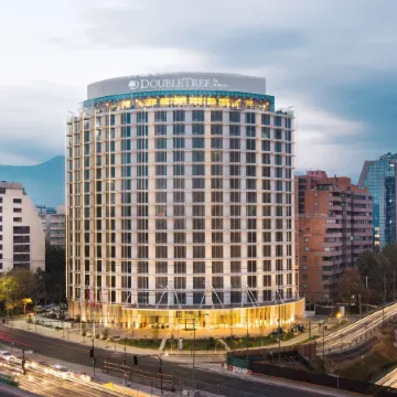 DoubleTree by Hilton Santiago Kennedy Отели рядом с достопримечательностью «Лас-Кондес»