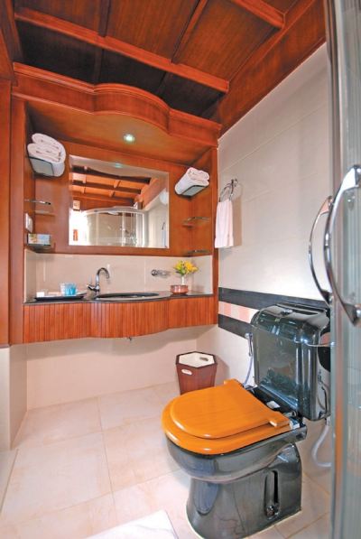 Family Room (2-Bedroom Houseboat)