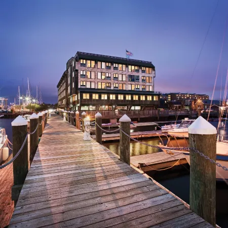Club Wyndham Inn on Long Wharf Отели рядом с достопримечательностью «Клифф Уолк»