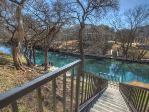 Luxury Riverfront Condo 1 Blk to Schlitterbahn!