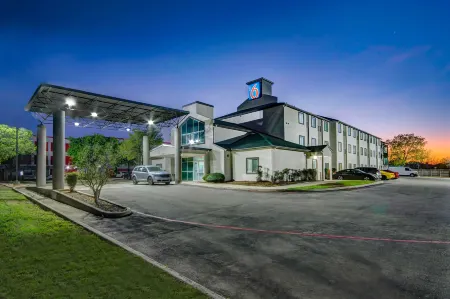 Motel 6 San Antonio, TX - Sea World North Отели в г. Хелотс