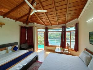 Crystal LakeView Homestay