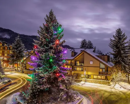 ウィスラー ビレッジ イン アンド スイーツ ウィスラーのホテル