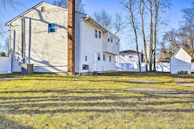 Bay Shore Vacation Rental ~ 7 Mi to the Beach