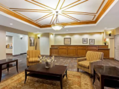 La Quinta Inn & Suites by Wyndham Cleburne クリーバーンのホテル