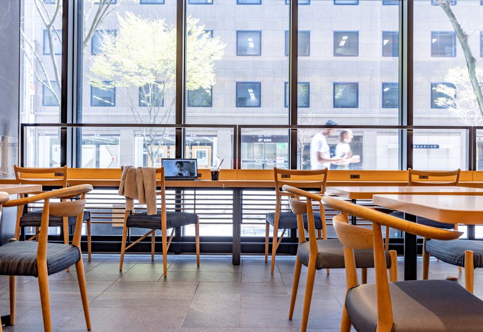 가나자와성 공원 인근의 활기찬 모습