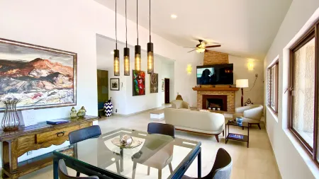 Large Modern Ajijic 1 King Bdrm Home -Walk to Everything -Gym -Pickleball Court Отели рядом с достопримечательностью «Чапала»