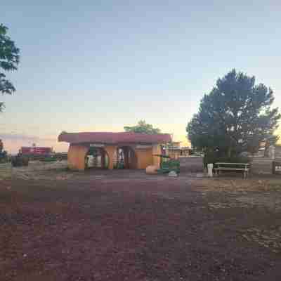 Raptor Ranch Hotel Exterior