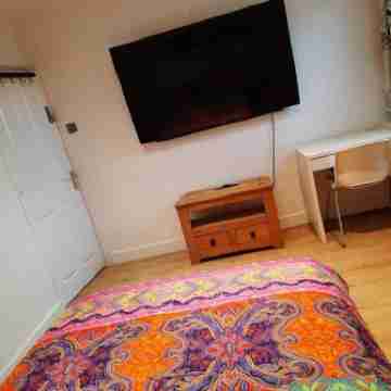 Lovely Home with Full en-Suite Double Bed Rooms Rooms