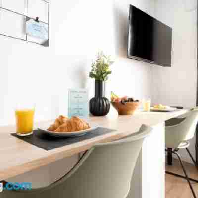 Schicke Apartments in Bonn I home2share Dining/Meeting Rooms