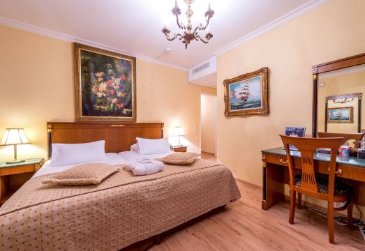 제네바 도심 호텔의 쾌적한 객실 내부