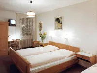 Hotel-Restaurant Hellmann فنادق في Allersberg