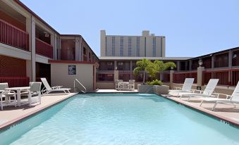 Econo Lodge Inn & Suites