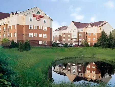 TownePlace Suites Minneapolis Eden Prairie Отели рядом с достопримечательностью «Парк Берч Айленд»
