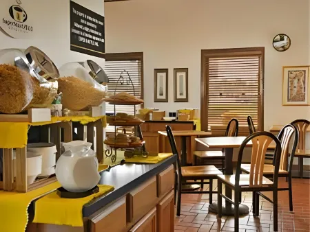 Super 8 by Wyndham Alton