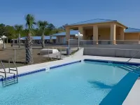 Days Inn by Wyndham DeFuniak Springs - Swimmingpools