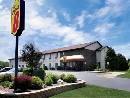 Super 8 by Wyndham Antigo Отели в г. Нева