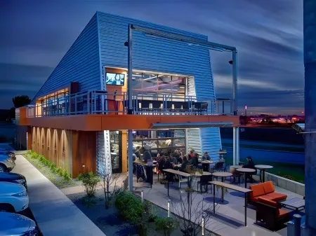 Holiday Inn Express & Suites Rogers Отели рядом с достопримечательностью «Парк Франкфорт»