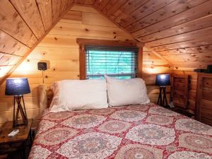 The Windstorm Cabin - Pet-Friendly & a 2-Person Jacuzzi Hot Tub!